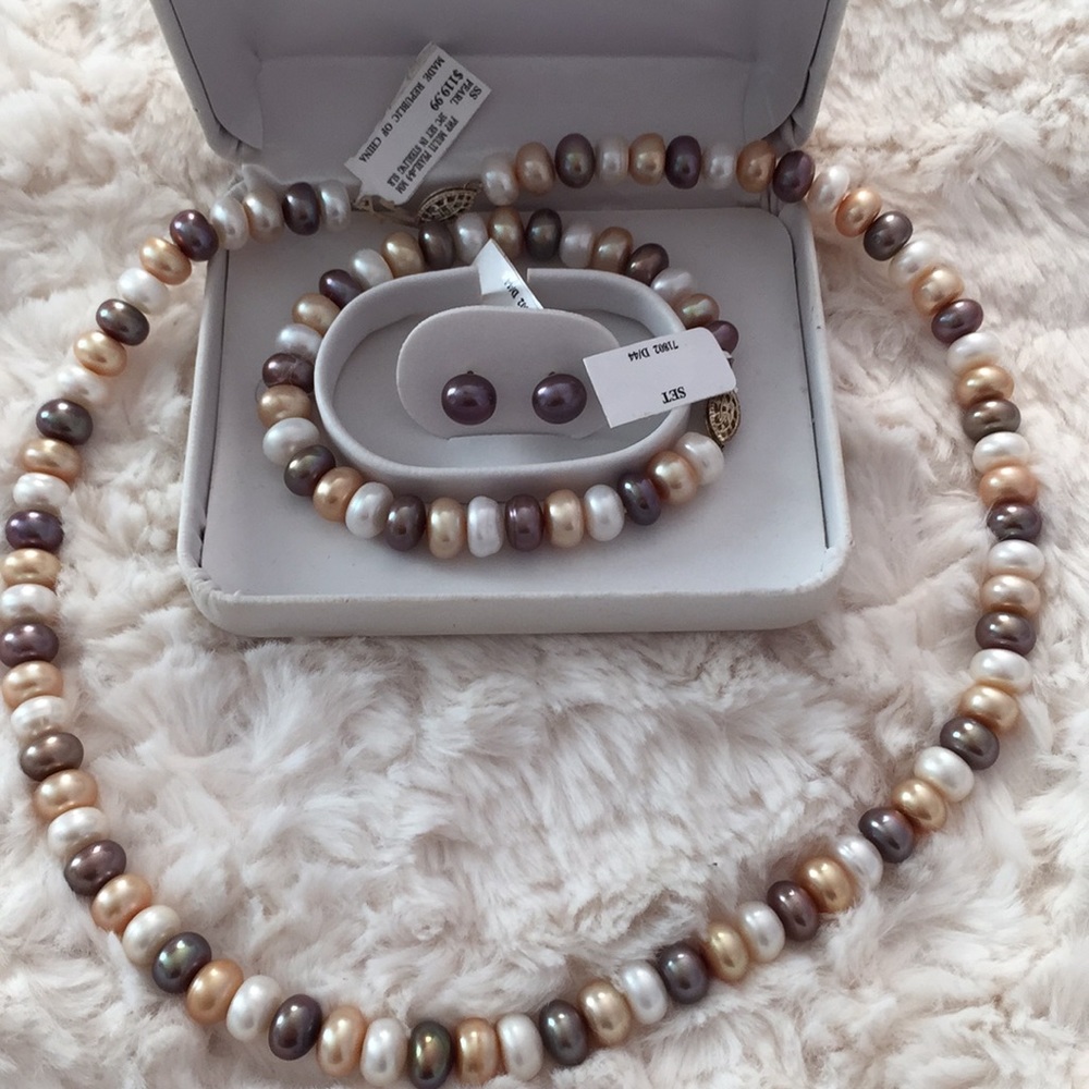 Beautiful pearl jewelry set